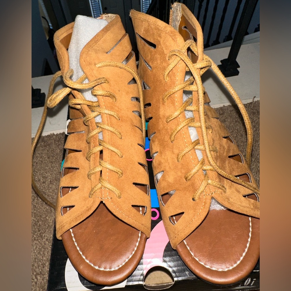 NWT! Vintage-inspired tan suede gladiator sandals with lace-up design, size 6